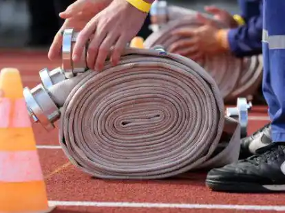 Beim 21. Landes-Jugendfeuerwehrtag in Emden wird am Wochenende in Wettbewerben der Landesmeister ermittelt. Hier wird ein Trainingslauf vorbereitet.