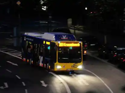 Ein Bus f&auml;hrt nachts durch Oldenburg. Die Nachtbuslinien ins Ammerland werden k&uuml;nftig gestrichen.