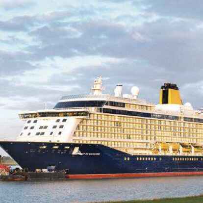 Das Kreuzfahrtschiff &bdquo;Spirit of Discovery&ldquo;, hier bei der Ems&uuml;berf&uuml;hrung im Mai 2019, wird am Freitag im Emder Hafen erwartet. Gebaut wurde es bei der Meyer Werft in Papenburg.