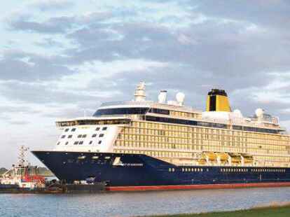 Das Kreuzfahrtschiff &bdquo;Spirit of Discovery&ldquo;, hier bei der Ems&uuml;berf&uuml;hrung im Mai 2019, wird am Freitag im Emder Hafen erwartet. Gebaut wurde es bei der Meyer Werft in Papenburg.