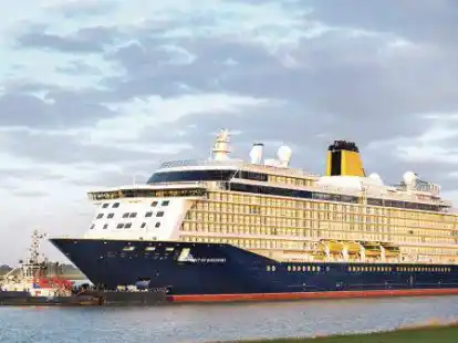 Das Kreuzfahrtschiff &bdquo;Spirit of Discovery&ldquo;, hier bei der Ems&uuml;berf&uuml;hrung im Mai 2019, wird am Freitag im Emder Hafen erwartet. Gebaut wurde es bei der Meyer Werft in Papenburg.