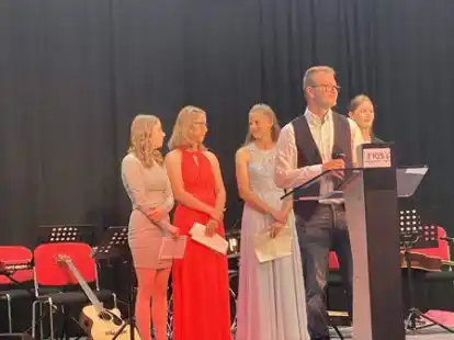 Freuen sich &uuml;ber ihren Schulabschluss: (v. l.) Merle Kortewille, Daje Santjer, Neele Odens, Jannis Willms und Leah Frerichs.
