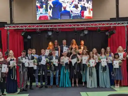 Gl&uuml;ckliche Schulabg&auml;nger: die Abiturienten 2021 der IGS Krummh&ouml;rn-Hinte.