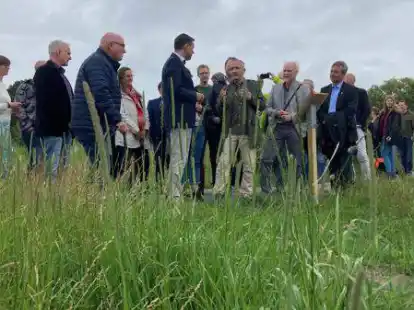Lie&szlig;en sich beim allerersten Rundgang &uuml;ber den Pfad der Artenvielfalt vom ehrenamtlichen Naturschutzbeauftragten der Stadt Emden, Stefan R&ouml;lling (Mitte, gr&uuml;ne Jacke), vieles erkl&auml;ren: die Teilnehmer der Er&ouml;ffnungsfeiern.