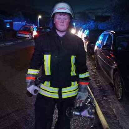 F&uuml;r den 16-j&auml;hrigen Jonah Spethmann war es am Freitagabend wichtiger, seiner Pflicht als Feuerwehrmann nachzukommen, als sich mit seinen Freunden zu treffen. Der Gro&szlig;brand in Borssum war f&uuml;r ihn sein allererster Feuereinsatz.