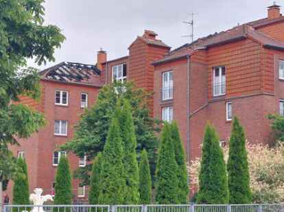 Ist weiterhin durch die Polizei gesperrt und darf nicht betreten werden: das durch ein Feuer zerst&ouml;rte Wohnhaus im Taxusweg 2 im Emder Stadtteil Borssum.