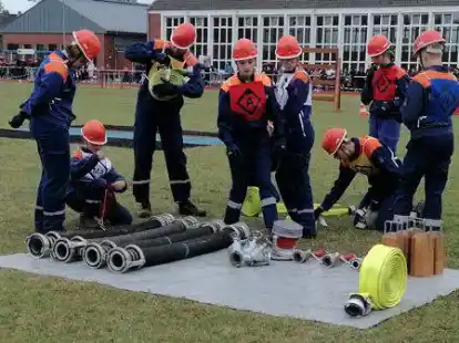 Hier werden die Ger&auml;te f&uuml;r den L&ouml;schangriff von einer Wettbewerbsgruppe vorbereitet.
