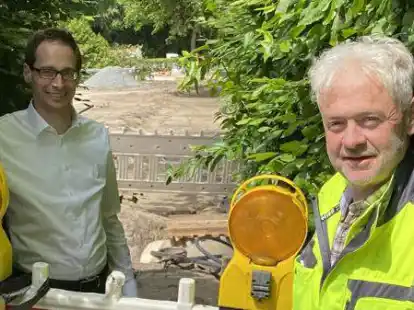 Die Stadtwerke Leer haben eine neue Stabstelle f&uuml;r Starkregenmanagement geschaffen. Stadtwerke-Vorstand Timo Kramer (links) stellte gemeinsam mit Burkhard Wilts das neue Aufgabenfeld vor.