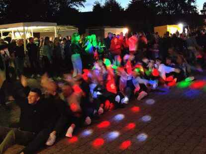 Hatten auch im Sitzen ihren Spa&szlig;: die rund 500 G&auml;ste, die am Freitagabend zum Marktplatz nach Hinte gekommen waren.