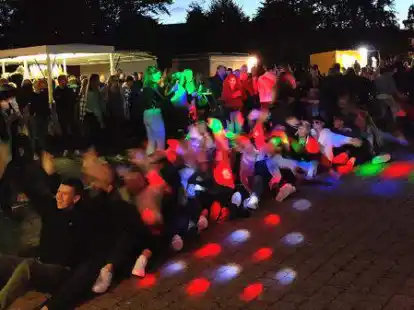 Hatten auch im Sitzen ihren Spa&szlig;: die rund 500 G&auml;ste, die am Freitagabend zum Marktplatz nach Hinte gekommen waren.