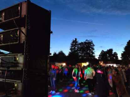 Liebgewonnene Lieder kamen aus den wummernden Anlagen. Bild: Till Oliver Becker