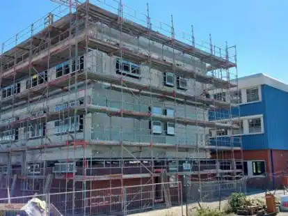 Anfang 2023 soll alles fertig sein: Der Anker-Neubau entsteht unmittelbar hinter dem 55 Jahre alten Firmengeb&auml;ude, das abgerissen wird.