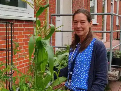 Frische Tomaten aus dem eigenen Garten: Stephanie Kruse, p&auml;dagogische Leiterin des Kids Caf&eacute;s, kocht mit ihren Sch&uuml;tzlingen gerne das Gem&uuml;se, das sie selber angebaut haben.