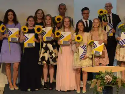 Sonnenblumen zum Abschied: die Absolventinnen und Absolventen der Klasse BFS 2A.