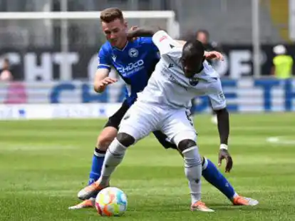 Christian Kinsombi (r) war Sandhausens Matchwinner gegen Arminia Bielefeld. Foto: Uli Deck/dpa