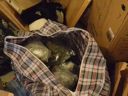 Eine Tasche mit aufgefundenem Marihuana