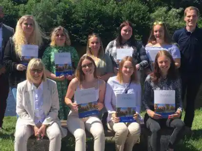 Erfolgreicher Abschluss: Klassenlehrer Axel Karge (links) und die neuen Fachkr&auml;fte in der Pflegeassistenz.