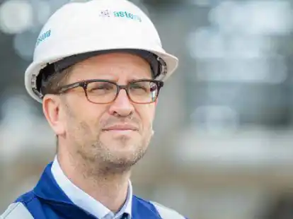 Klaus M&uuml;ller, Pr&auml;sident der Bundesnetzagentur, w&auml;hrend seiner Besichtigung des Astora Gasspeichers in Rehden.