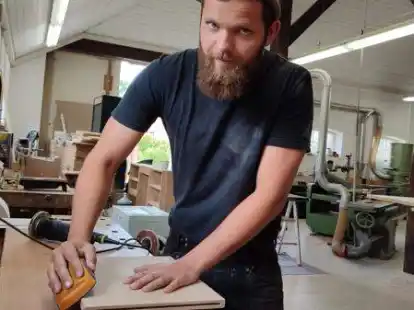 Stellt in seiner Werkstatt auch seine eigenen M&ouml;bel her: Schreinermeister Jonas Kinast.