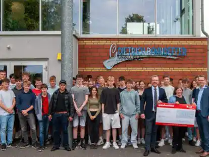 3000-Euro-Spende &uuml;berreicht: Die LzO unterst&uuml;tzte das Antisemitismus-Seminar des Jahrgangs 10 am Dietrich-Bonhoeffer-Gymnasium in Ahlhorn. Den Scheck &uuml;berreichten (von rechts) Sebastian Merz und Frank Debbeler (beide LzO) an Jasmin Kandt (F&ouml;rderverein) und Florian Sch&ouml;n (Schulleiter).