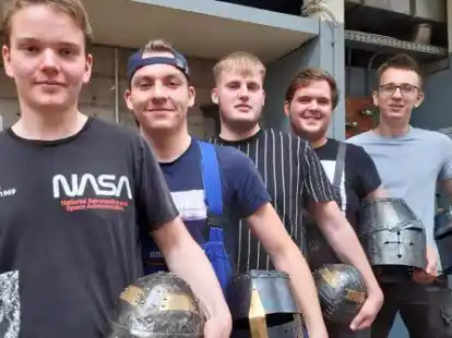 Pr&auml;sentierten stolz ihre selbst gefertigten Helme (v.l.): die angehenden Metallbauer Chris-Leon Lenzh&ouml;lzer (17), Ago Heisig (18), Marvin Antons (18), Keno Bruns (22) und Nils Kendziorra (17).
