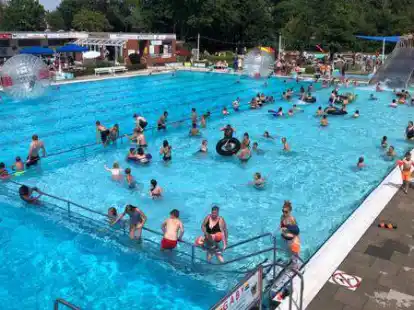Wimmelbild im Nichtschwimmer-Becken: Dort und umzu feierten Kids ihren Sommerferienbeginn.