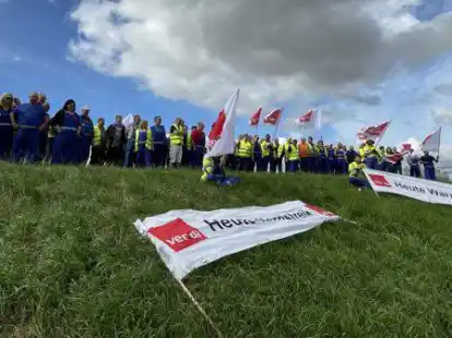 Der Tarifstreik bringt die Emder Besch&auml;ftigten auf den Deich.