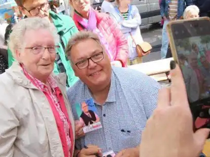Zwischen den Bingo-Runden ging es f&uuml;r Michael Th&uuml;rnau beim Emder Delft- und Hafenfest auf Tuchf&uuml;hlung mit den Besuchern.