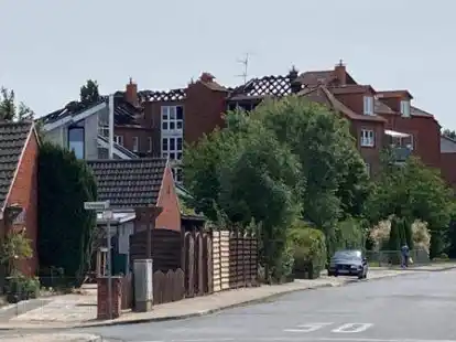 Rund 90 Prozent der Dachfl&auml;che am Brandhaus im Taxusweg sind zerst&ouml;rt und das Geb&auml;ude weiterhin von den Versorgungsleitungen abgeklemmt. Die Bewohner m&uuml;ssen  deshalb erst einmal ausziehen.