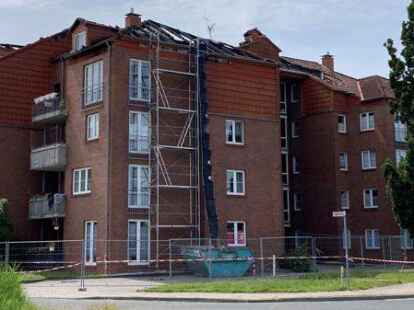 Das Dach ist nach wie vor zerst&ouml;rt und trotzdem haben die ersten Bewohner im Taxusweg 2 in Borssum damit begonnen, in ihren Wohnungen aufzur&auml;umen.