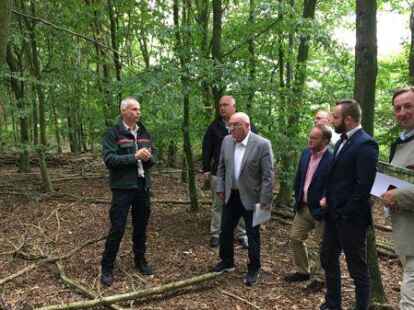 Ortsbegehung im Stadtwald vor zwei Jahren: F&ouml;rster Uwe Grimm (links) und der Generalbevollm&auml;chtigte der G&ouml;dens&rsquo;schen Gruppe, Dr. Enno Herlyn (rechts), &uuml;berzeugt zun&auml;chst die FDP-Fraktion von der Waldfriedhof-Idee.
