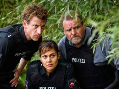 Henk Cassens (Maxim Mehmet), S&uuml;her &Ouml;zl&uuml;g&uuml;l (Sophie Dal) und Kriminalhauptkommissar Brockhorst (Felix V&ouml;rtler) &ndash; ihre Ermittlungen in Leer und Umgebung sind legend&auml;r.  Wer mag, begibt sich mit Stadtf&uuml;hrern auf ihre Spuren.