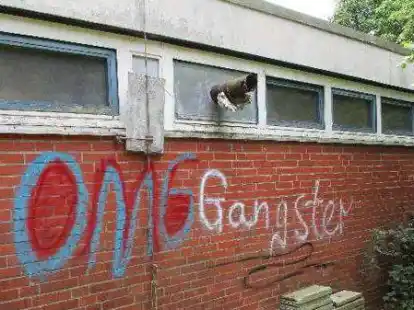 Sachbeschädigung in Holtland: Vor wenigen Tagen schmierten Unbekannte den Tag „OMG Gangster“ an eine Werkstattwand in Holtland.