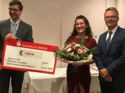 Nach der Verleihung (von links): Matthias Symens (Pr&auml;sident der Rotary-Freunde Emden), Jenna Howe (Preistr&auml;gerin der BBS I) und J&ouml;rg von dem Knesebeck (Vorsitzender des Stiftungstr&auml;gervereins der Rotary-Freunde Emden).