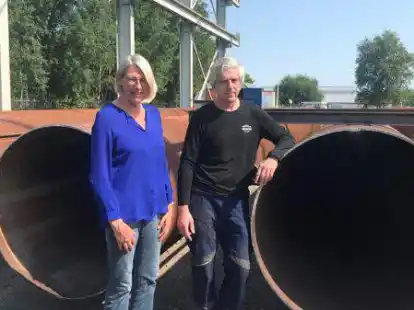 Unter Zeitdruck: Klaas Siemens-Gesch&auml;ftsf&uuml;hrerin Elke Br&uuml;ning mit Werkstattmeister Manfred Richter an den Stahlr&ouml;hren, auf denen die Laufstege installiert werden m&uuml;ssen.