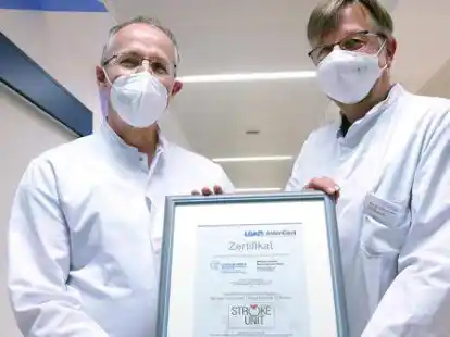 Pr&auml;sentieren das neue Zertifikat: Dr. Michael Bauerle, leitender Oberarzt (links), und Chefarzt Professor  Dr. Thomas B&uuml;ttner.