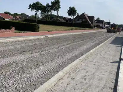 Der Ausbau der Ortsdurchfahrt Petersdorf steht kurz vor dem Abschluss. Nun soll die Asphaltschicht eingebaut werden.