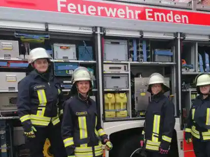 Aktiv bei der Freiwilligen Feuerwehr Borssum (von links): Mareike Smit (20, Oberfeuerwehrfrau), Anna Pommer (17, Feuerwehrfrau), Juliane Smit (23, Oberfeuerwehrfrau) und Natalie Smit (23, Oberfeuerwehrfrau).