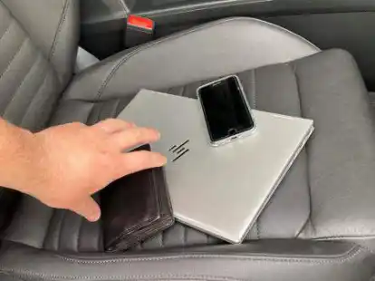 Handy, Laptop und Portemonnaie sollten nicht im Auto liegen gelassen werden &ndash; schon gar nicht, wenn es unverschlossen ist.