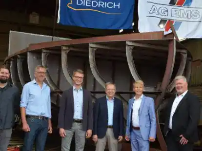 Grund zur Freude bei der Kiellegung des neuen E-Hafenboots: (von links) AG EMS-Projektmanager Raphael Kamphuis, Jens Sch&auml;dler (Gesch&auml;ftsf&uuml;hrer Schiffswerft Diedrich), Mariko-Projektmanager S&ouml;ren Berg, Martin Herrmann von der NBank, AG Ems-Vorstand Dr. Bernhard Brons und AG Ems-Inspektor Claus Hirsch.