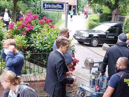 Gro&szlig;es Aufgebot: Wenn Holger Stockhausen alias Wolfgang Habedank mit seinem Bestattungswagen rausf&auml;hrt, verhei&szlig;t das selten etwas Gutes.