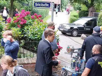 Gro&szlig;es Aufgebot: Wenn Holger Stockhausen alias Wolfgang Habedank mit seinem Bestattungswagen rausf&auml;hrt, verhei&szlig;t das selten etwas Gutes.