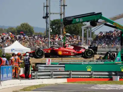 Am Haken: Der Ferrari von Charles Leclerc wird von Streckenposten entfernt, nachdem er in die Streckenbegrenzung gekracht ist. Foto: Eric Gaillard/Pool Reuters via AP/dpa