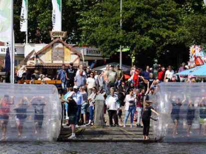 Zieht viele G&auml;ste von au&szlig;erhalb an: das Emder Delft- und Hafenfest. Dieses Jahr kamen zahlreiche Besucher mit dem 9-Euro Ticket der Bahn.