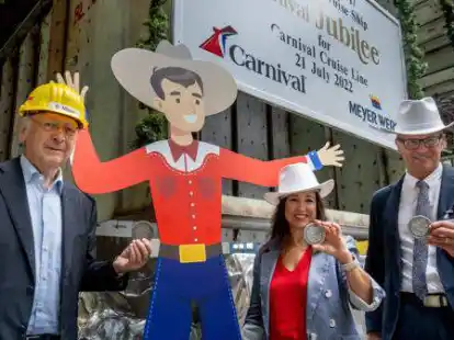Werftchef Bernard Meyer, Christine Duffy (Pr&auml;sidentin Carnival Cruise Line) und Ben Clement (Senior Vice President Newbuilds Carnival Cruise Line) bei der Kiellegung der Carnival Jubilee in Papenburg.