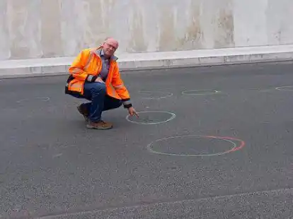 Was aussieht wie ein Kinderh&uuml;pfspiel, sind die schadhaften Stellen im neuen Asphalt auf der Trogstrecke. Rainer Speckels (Bild) vom st&auml;dtischen Bau- und Entsorgungsbetrieb ist unter anderem Ansprechpartner f&uuml;r diese Baustelle.