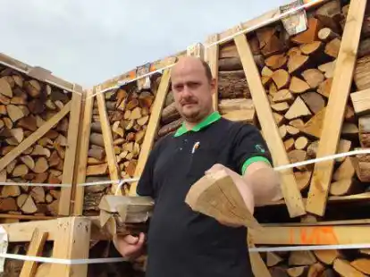 Hofft noch auf zwei Brennholz-Lieferungen: Thomas Klement, Leiter des Raiffeisen-Marktes in Pewsum.