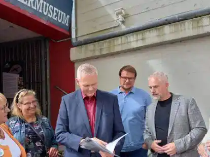 Ministerbesuch mit &Uuml;berraschung: Vorsitzende Roswitha Franke, B&uuml;rgermeisterin Andrea Risius, Landesminister Bj&ouml;rn Th&uuml;mler, Oberb&uuml;rgermeister Tim Kruithoff, CDU-Landtagskandidat Gerold Verlee und der 2. Vorsitzende Wolfram Heidrich (von links).