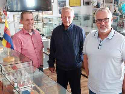 Zuversichtlich, auch wenn sie sich um die Zukunft der &bdquo;Freunde der Seefahrt&ldquo; sorgen (von links): Ernst Richter, Johann Alberts und Udo Wienstroer im Museum in der Emsstra&szlig;e.