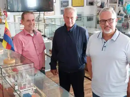 Zuversichtlich, auch wenn sie sich um die Zukunft der &bdquo;Freunde der Seefahrt&ldquo; sorgen (von links): Ernst Richter, Johann Alberts und Udo Wienstroer im Museum in der Emsstra&szlig;e.